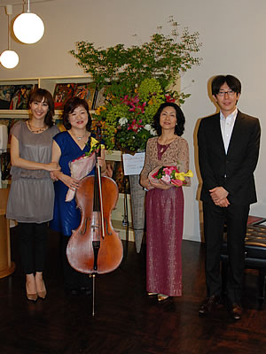 田原さえさん、弦楽器工房Watanabeの渡部匡さん、陽子さんご夫妻。そして植草ひろみ