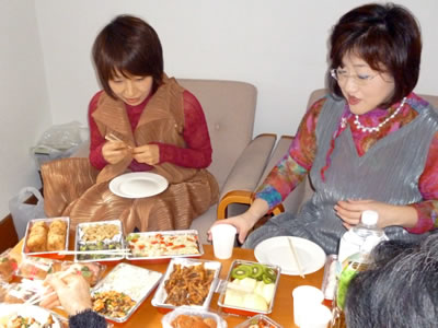 早川りさこさんと植草ひろみ。ただ今食事中