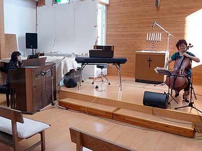 新生釜石教会で修復されたオルガンでアリオーソを弾くリベロバ