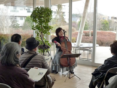 演奏中の植草ひろみ